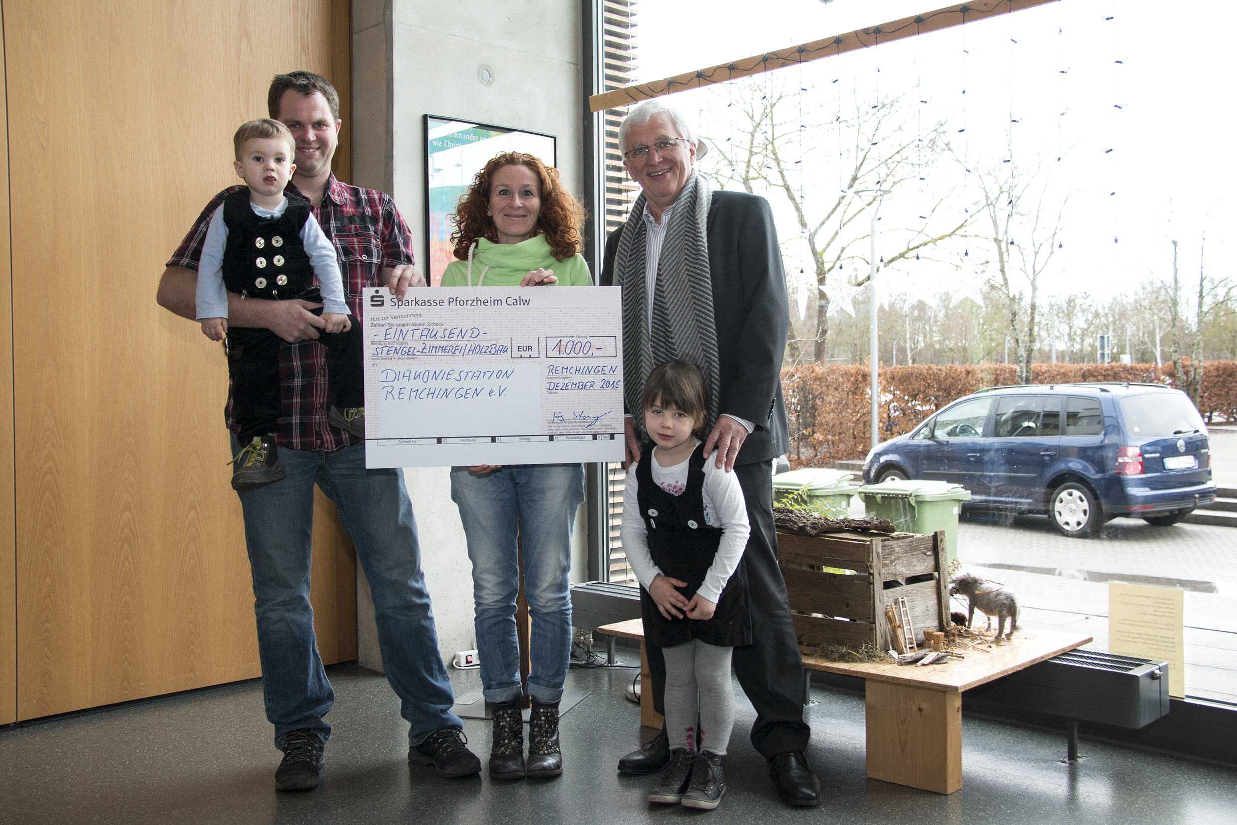 Firmenchef Jörg Stengel mit Kindern Leonie und Mats, Pflegedienstleiterin Britta Rawer und Vorsitzender Karl-Heinz Stengel